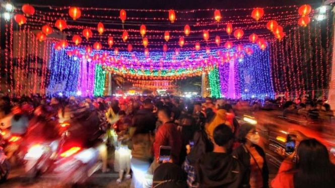 Lampu-lampu lampion untuk perayaan Imlek yang terpasang di kawasan depan Balai Kota Solo hingga Pasar Gede Solo.