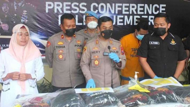 Kepala Polres Jember AKBP Hery Purnomo menggelar konferensi pers di kantornya, R