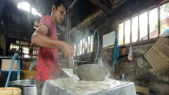 Pengrajin tahu