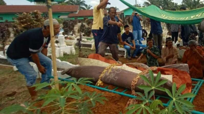 Novi Amalia dimakamkan di kampung halamannya, Kamis, 17 Februari 2022.