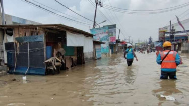 Luapan Kali Bekasi merendam permukiman warga dan fasilitas umum di Kampung Pisangan Babakan, Desa Sriamur, Kecamatan Tambun Utara, Kabupaten Bekasi, Jawa Barat, Kamis, 17 Februari 2022.