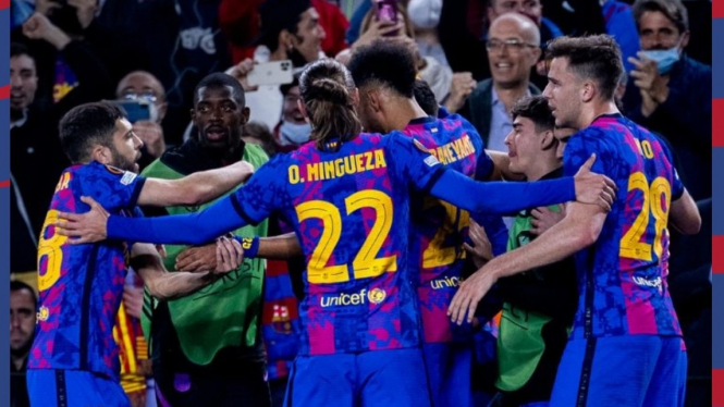 Pemain Barcelona merayakan gol