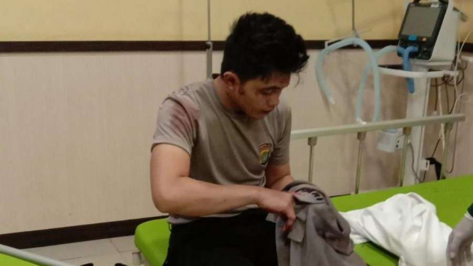 Anggota polisi, Bripda M Syarif Hidayattuloh terjatuh dari angkot.