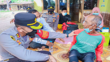 Kapolres Situbondo AKBP Andi Sinjaya pantau vaksin door to door