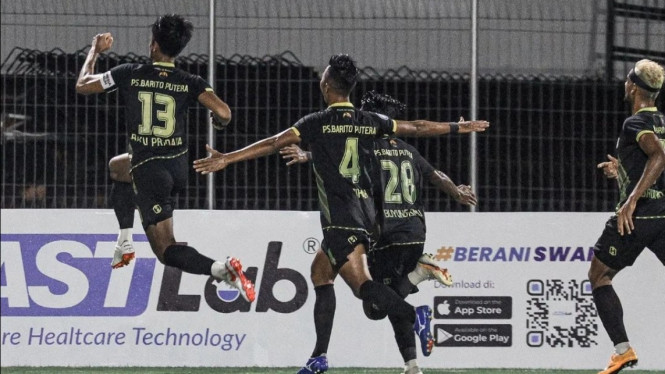 Para pemain Barito Putera merayakan gol. 