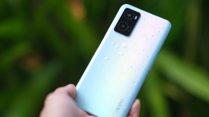 Oppo A76.