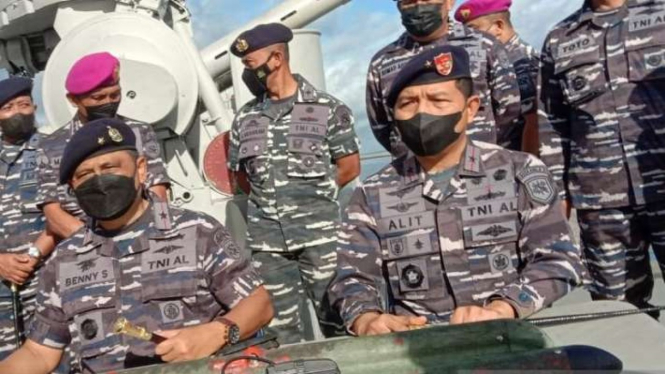 Komandan Guskamla Koarmada II TNI AL Laksamana Pertama I Gung Putu Alit Jaya bersama Komandan Pangkalan Utama TNI AL VI/Makassar Laksamana Pertama TNI Benny Sukandari saat penyerahan benda asing yang mirip rudal di Makassar, Sabtu, 19 Februari 2022.
