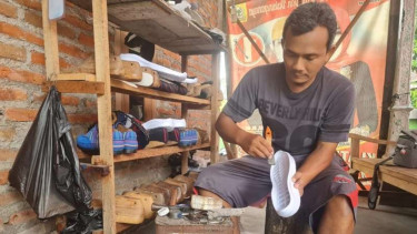  Bisnis sepatu lurik warga Klaten