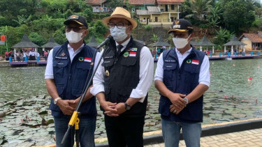 Gubernur Jawa Barat Ridwan Kamil berbicara kepada wartawan di sela kunjungan kerjanya di Kabupaten Ciamis, Sabtu, 19 Februari 2022.
