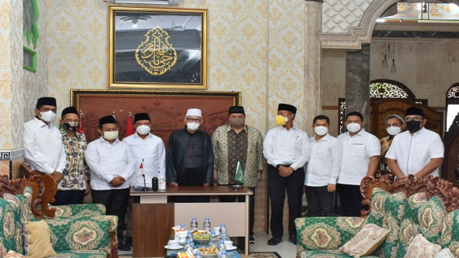  Airlangga Hartarto silaturahmi ke kediaman Rais Aam PBNU KH Miftakhul Akhyar