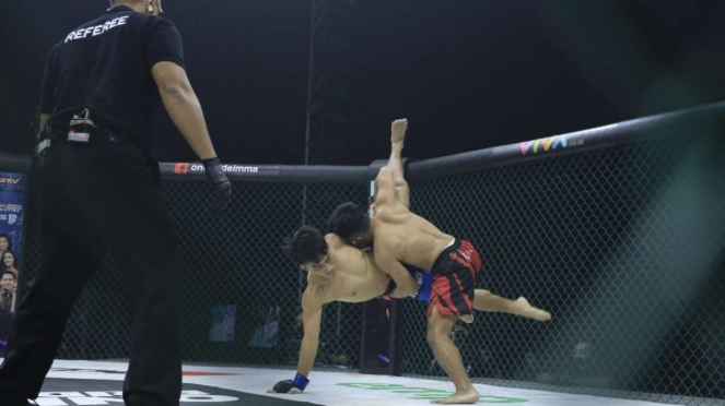 Dimas Wiradinata berduel keras dengan Edy Nur Cahyono di Fight Night 56
