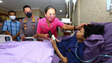 Kapolri dan istri menjenguk Sinta Aulia yang menderita tumor kaki