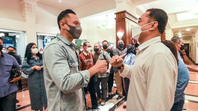 Ketua Umum Partai Demokrat Agus Harimurti Yudhoyono (AHY) menikmati malam Minggu (malming) bersama Wali Kota Surabaya Eri Cahyadi di Tunjungan Plaza Surabaya, Jawa Timur, pada Sabtu malam, 20 Februari 2022.