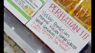 Syarat membeli minyak goreng di sebuah minimarket wajib menyertakan fotocopy KK dan bukti vaksin. (Foto Ilustrasi)