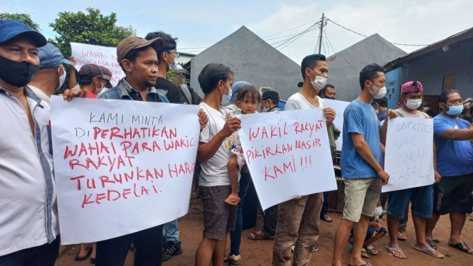 Para produsen tempe gelar aksi terkait harga kedelai yang melambung.