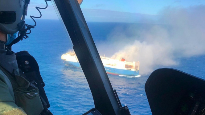 Kapal pengangkut mobil mewah terbakar.