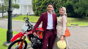 Pakai Motor Trail Rok Istri Sobek