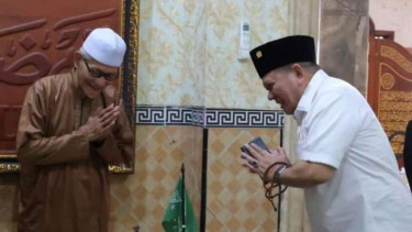 Ketua DPD RI AA La Nyalla Mahmud Mattalitti (kanan) saat bersilaturahim ke Rais Aam NU Miftachul Akhyar di Pondok Pesantren Miftachussunnah di sela-sela kegiatan resesnya di Surabaya, Senin, 21 Februari 2022.