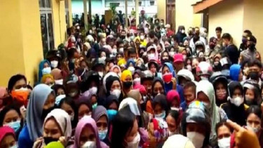 Ratusan warga mengantre minyak goreng di pasar murah