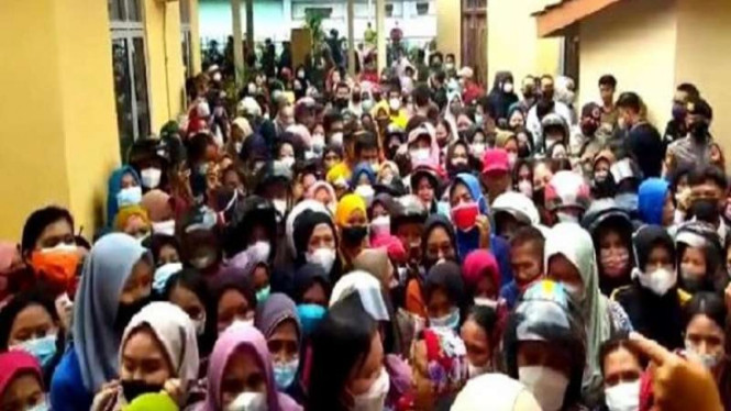 Ratusan warga mengantre minyak goreng di pasar murah