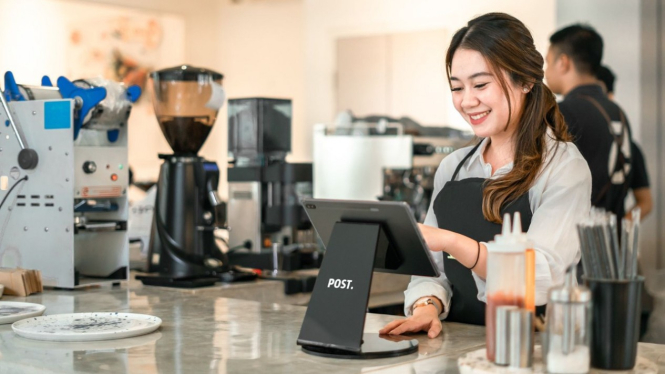Aktivitas pelaku UMKM kedai kopi.