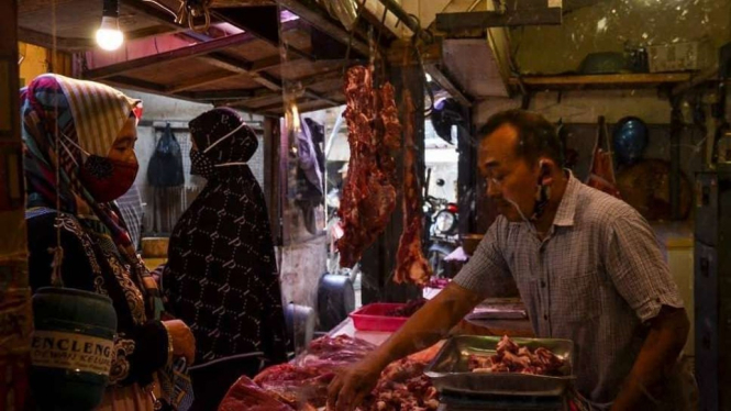 Pembeli dan penjual daging sapi di Pasar Slipi, Palmerah, Jakarta Barat.