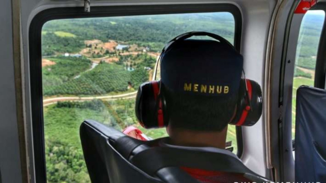 Menhub Budi Karya Sumadi saat mengunjungi calon bandara penunjang IKN.