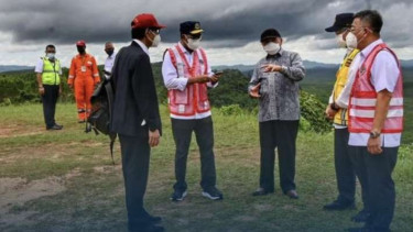 Menteri Perhubungan Budi Karya Sumadi didampingi Gubernur Kalimantan Timur Isran Noor dan sejumlah pejabat saat meninjau lokasi rencana pembangunan bandara di Ibu Kota Negara (IKN) Nusantara di wilayah Provinsi Kalimantan Timur, Senin, 21 Februari 2022.