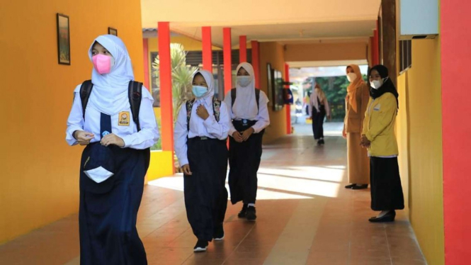 Ilustrasi siswa SMP masuk sekolah