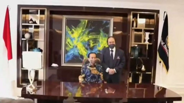 Jokowi duduk di kursi Ketua Umum NasDem.