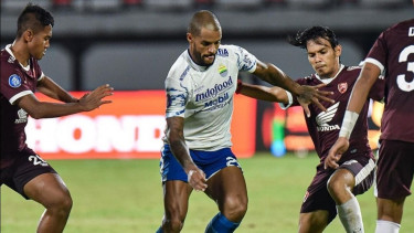 Pertandingan PSM vs Persib. 