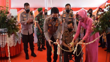 Kapolda Jatim memotong pita dalam acara serah terima kunci rumah untuk anggota