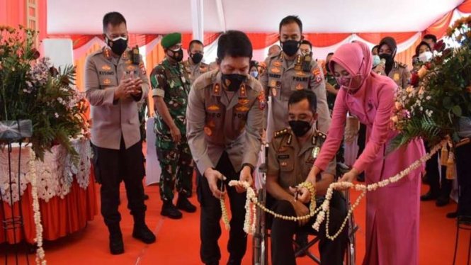 Kapolda Jatim memotong pita dalam acara serah terima kunci rumah untuk anggota