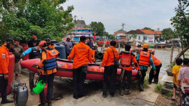 Tim SAR saat melakukan pencarian di Sungai Silugonggo.
