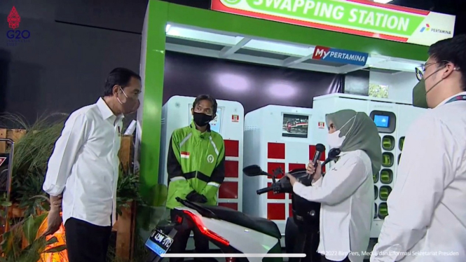 Presiden Jokowi melihat-lihat motor listrik Gojek