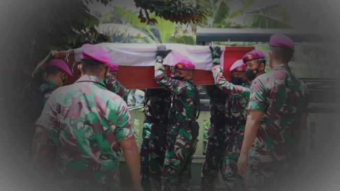VIVA Militer: Prosesi pemakaman Serda Mar Sutrisno.
