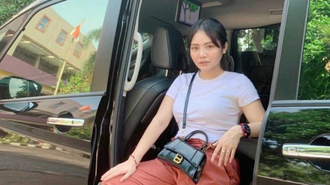 Mawar AFI bersama mobil MPV