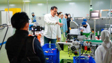 Michael Simon, bos perusahaan maklon kosmetik PT SkinSol Kosmetik Industri, memeriksa aktivitas produksi di pabriknya.