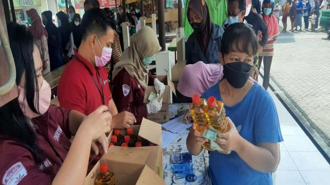Operasi pasar untuk komoditas minyak goreng di Mojosongo, Jebres, Solo