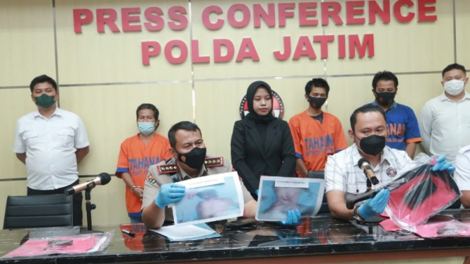 Kabid Humas Polda Jatim Kombes Pol Dirmanto merilis kasus pembunuhan yang terjadi pada 2012 silam.