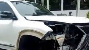 Mobil mewah Lexus LX570 kecelakaan di Jalan Gatot Subroto, Jakarta Selatan.