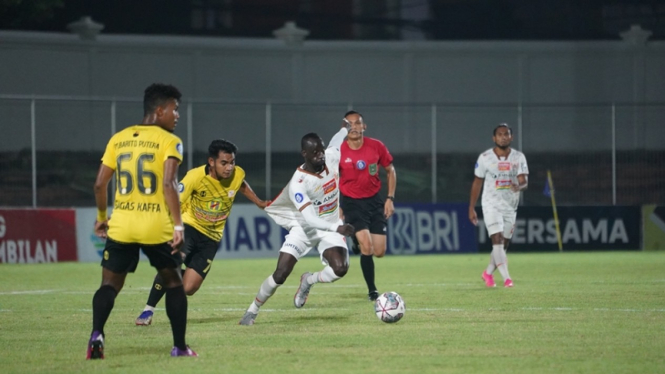 Persija Jakarta menghadapi Barito Putera