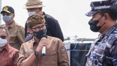 Menteri Pariwisata dan Ekonomi Kreatif Sandiaga Uno dengan KSAL Laksamana TNI Yudo Margono saat meninjau Laboratorium Indonesian Naval Aquagriculture Program (INAP) di Pantai Pembuahan, Jembrana, Bali, Rabu, 23 Februari 2022.