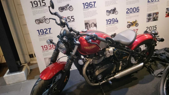 Triumph New Bonneville Gold Editon 