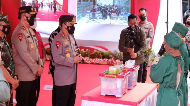 Kapolri meninjau tempat isolasi terpusat (isoter) di Riau