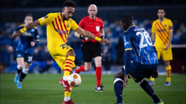 Pertandingan Napoli vs Barcelona. 