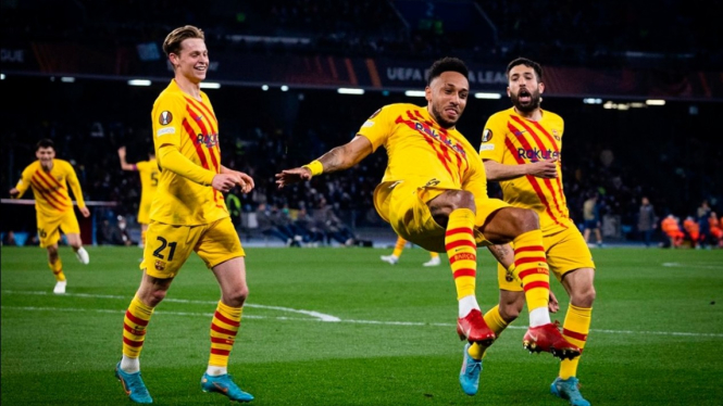 Para pemain Barcelona merayakan gol. 