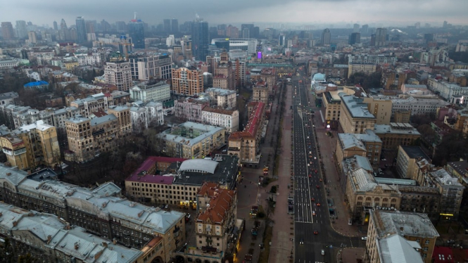 Awan suram menggantung di atas Kyiv pada pagi hari invasi Rusia. (AP:Â Emilio Morenatti)