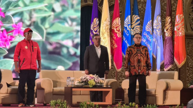 Sekjen DPP PDIP Hasto Kristiyanto (tengah)