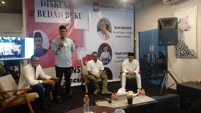 Narasumber acara bedah buku 